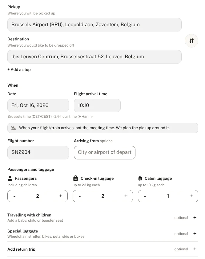 Schritt 1: Buchungsformular für Abholort, Ziel, Flug, Fahrgäste und Gepäck.